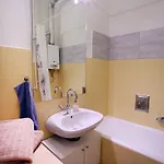城市客房酒店 *