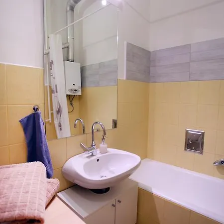 城市客房酒店 *